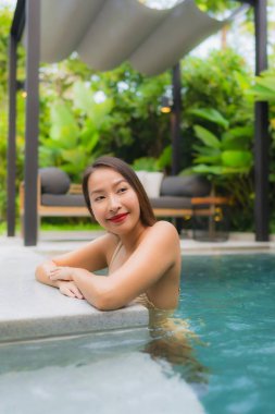 Güzel Asyalı genç kadınların portresi mutlu bir gülümseme açık havada rahatla