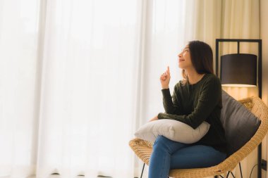 Güzel Asyalı genç kadınların portresi. Mutlu bir gülümseme.