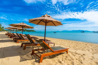 Hindistan cevizi palmiye ağacı ile güzel tropikal plaj deniz ve okyanus bir