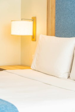 Hafif lamba ile yatak dekorasyonbeyaz rahat yastık