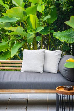 Kanepe sandalyede rahat yastık