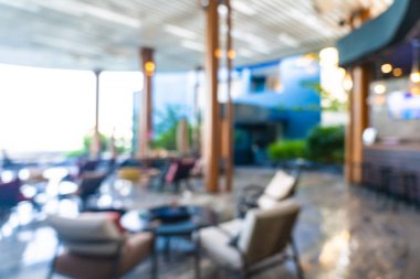 Otel lobisinin içi bulanık.