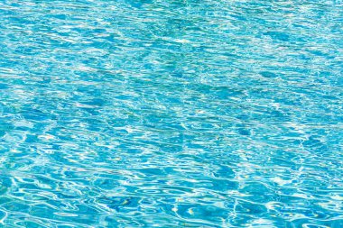 Soyut ve yüzey havuzu suyu, güneş ışığının geri çekilmesiyle yansır