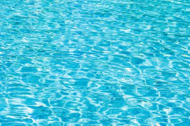 Soyut ve yüzey havuzu suyu, güneş ışığının geri çekilmesiyle yansır