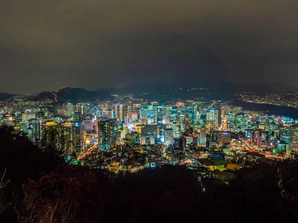 Bellissimo edificio di architettura intorno alla città di Seoul di notte — Foto Stock