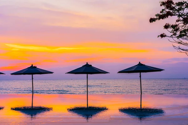 Sonnenschirm und Liegestuhl rund um Schwimmbad Neary Meer Ozean Strand bei — Stockfoto