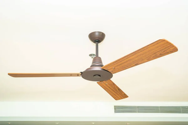 Schöne luxuriöse elektrische Deckenventilatoren Dekoration Innenraum — Stockfoto