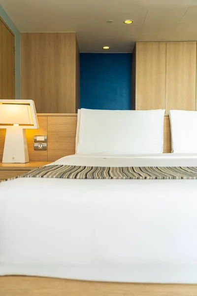 Almohada y manta en la cama con lámpara de luz decoración interior — Foto de Stock