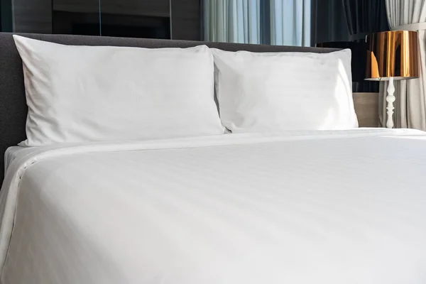Travesseiro branco na cama decoração interior — Fotografia de Stock