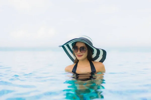 Retrato hermosa joven asiático mujeres feliz sonrisa relajarse al aire libre s — Foto de Stock