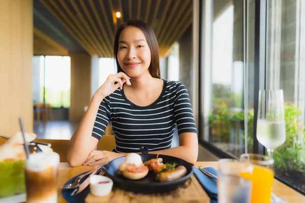 Retrato hermosa joven asiático mujeres sonrisa feliz en restaurante un —  Fotos de Stock