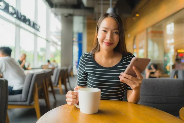 Ritratto belle giovani donne asiatiche in caffetteria caffè e res — Foto Stock