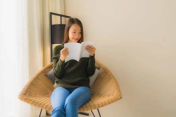 Ritratto belle giovani donne asiatiche leggere libro e seduta su — Foto Stock