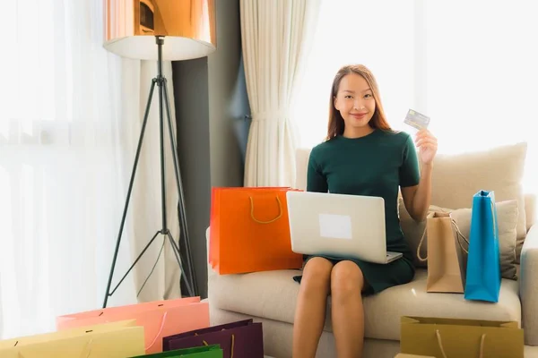 Portrait belles jeunes femmes asiatiques en utilisant ordinateur portable ou sm — Photo