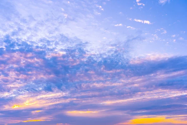 Bela nuvem ao redor do céu ao nascer do sol — Fotografia de Stock
