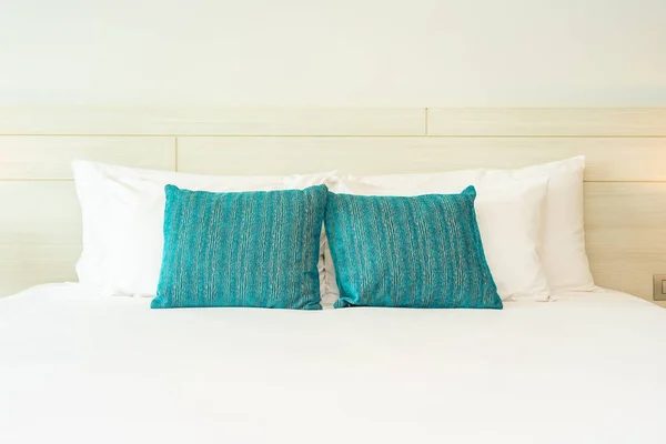 Travesseiro e cobertor na cama com luz decoração interior lâmpada — Fotografia de Stock