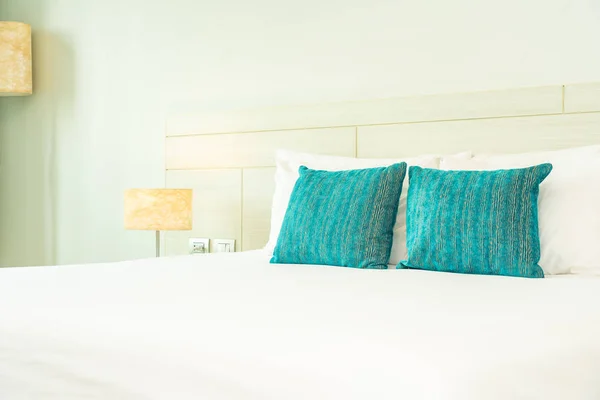 Párna és takaró az ágyon világító lámpa dekoráció belső — Stock Fotó