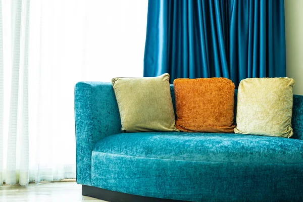 Подушка на кресле украшения интерьера — стоковое фото