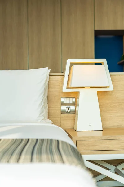 Yastık ve battaniye yatağın üzerinde, içinde lamba süslemesi var. — Stok fotoğraf