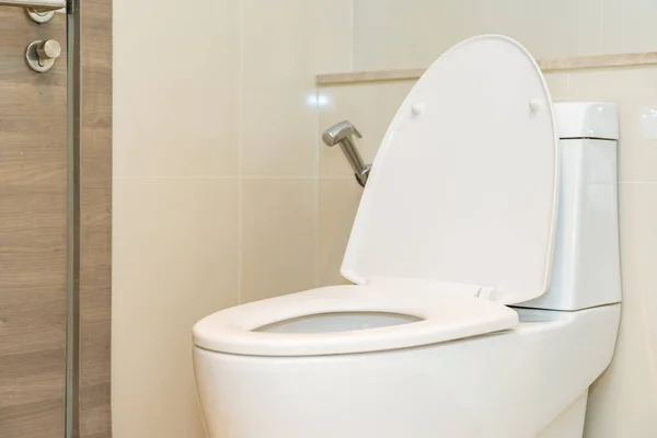 Cuenco de asiento de inodoro en baño interior — Foto de Stock