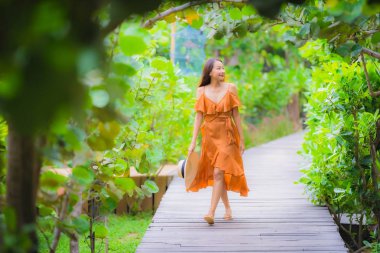 Portre güzel genç Asya kadın Walk üzerinde yol yürümek içinde bu GA