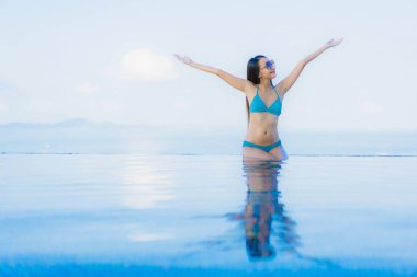 Güzel Asyalı genç kadınların portresi mutlu bir gülümseme açık havada rahatla