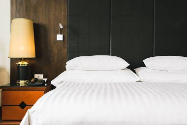 Güzel lüks rahat beyaz yastık ve battaniye yatakta zekâ