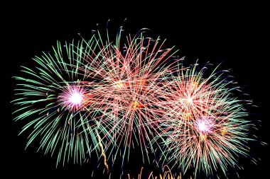 Kutlama için gökyüzünde güzel bir havai fişek gösterisi