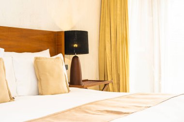 Yatak üzerinde güzel konforlu lüks beyaz yastık ve battaniye Dec