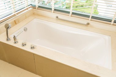 Güzel, lüks, beyaz küvet dekorasyonu.