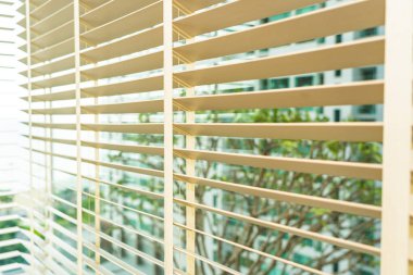 Pencerenin iç dekorasyonunu köreltir