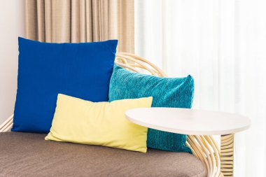 Koltuğun iç tarafında yastık var.