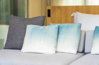 Kanepe sandalyede rahat yastık