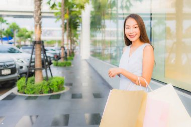 Portre güzel genç Asya kadın mutlu ve gülümseme ile Shoppi