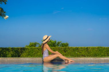 Güzel Asyalı genç kadınların portresi mutlu bir gülümseme açık havada rahatla