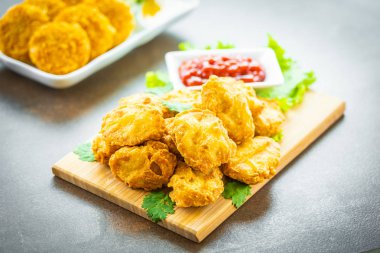 Derin yağda kızartılmış tavuk eti çağrı nugget domates veya ketçap sos ile