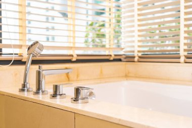 Güzel, lüks, beyaz küvet dekorasyonu.