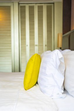 Yastık ve battaniye yatağın üzerinde, içinde lamba süslemesi var.