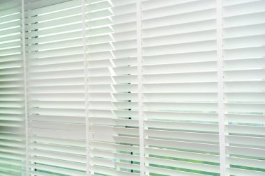 Pencerenin iç dekorasyonunu köreltir