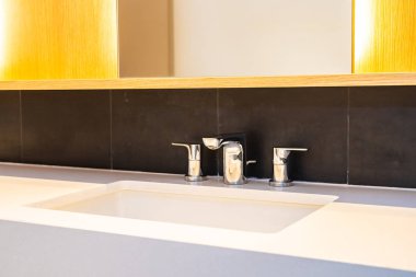 Banyoda lavabo dekorasyonu.