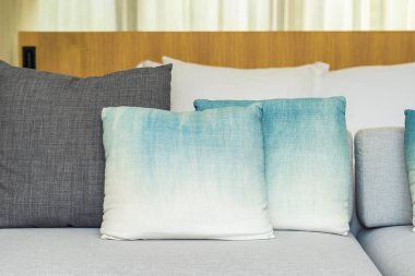 Kanepe sandalyede rahat yastık