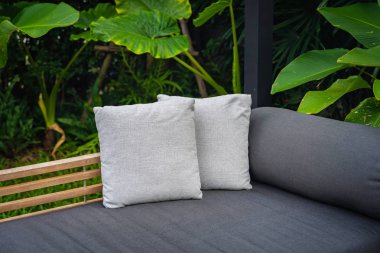 Kanepe sandalyede rahat yastık