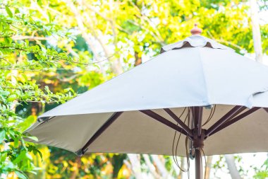 Açık hava manzaralı beyaz şemsiye