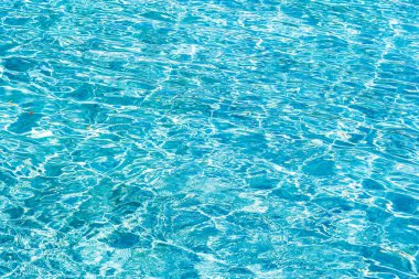 Soyut ve yüzey havuzu suyu, güneş ışığının geri çekilmesiyle yansır