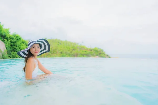 Retrato joven asiático mujer relax sonrisa feliz alrededor al aire libre nadar — Foto de Stock