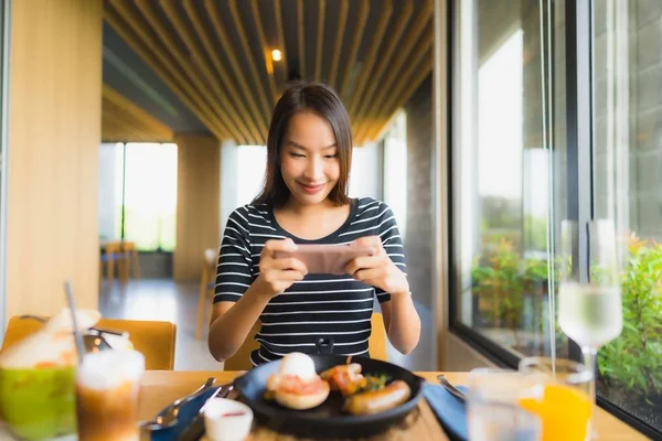 Portrait beautiful young asian women smile happy in restaurant a — Stock Photo, Image