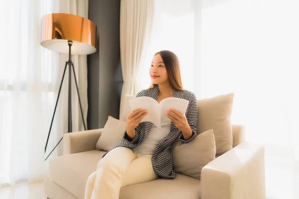 Retrato hermosa joven asiático mujeres leyendo libro y sentado en — Foto de Stock