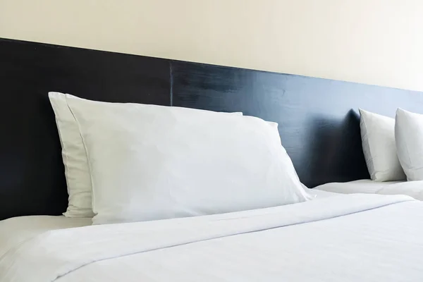 Подушка і ковдра на ліжку з прикрасою інтер'єру лампи — стокове фото