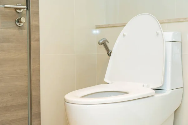 Cuenco de asiento de inodoro en baño interior — Foto de Stock