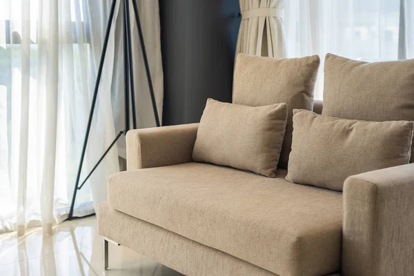 Удобная подушка на диване — стоковое фото